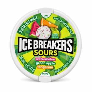 ICE BREAKERS Sours Watermelon, Green Apple & Tangerine 42 g, зелена кръгла кутия на бял фон