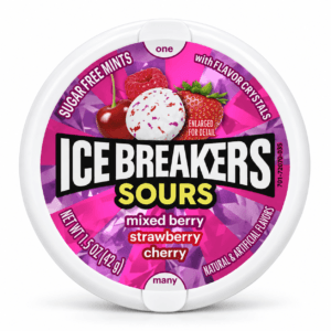 ICE BREAKERS Sours Mixed Berry 42 g, розова кръгла кутия на бял фон