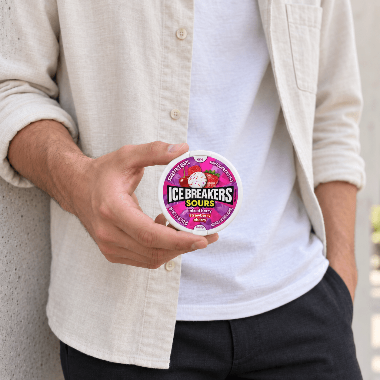 Мъж държи кутия ICE BREAKERS Sours Mixed Berry 42 g