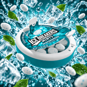 Отворена тюркоазена кутия ICE BREAKERS Wintergreen с бели бонбони, лед и зелени листа