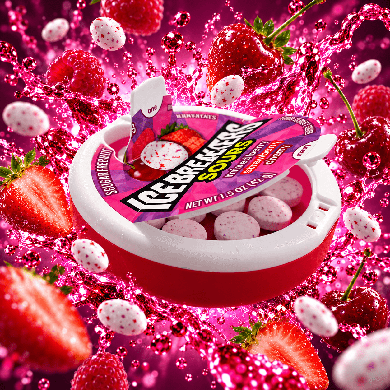 Отворена розова кутия ICE BREAKERS Sours Mixed Berry с летящи бонбони, ягоди, череши и малини